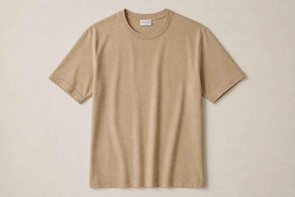 Beżowy T-shirt z krótkim rękawem na jasnym tle
